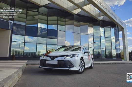 Белая Toyota Camry XV70 на свадьбу с водителем Белая Toyota Camry XV70 на свадьбу с водителем