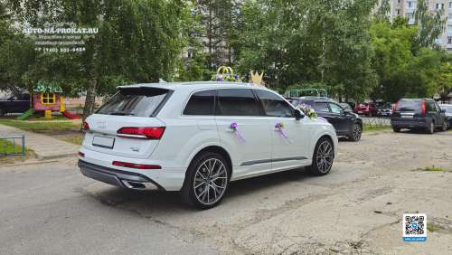 Белая Audi Q7 и вариант украшений для свадебного авто 16