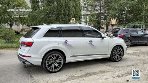 Белая Audi Q7 и вариант украшений для свадебного авто 16