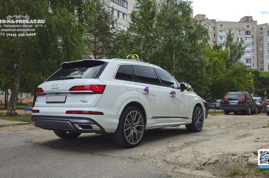 Белая Audi Q7 и вариант украшений для свадебного авто 16 Белая Audi Q7 и вариант украшений для свадебного авто 16