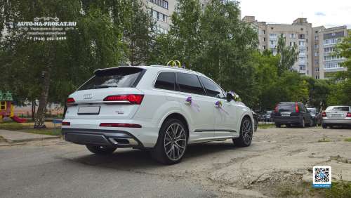 Белая Audi Q7 и вариант украшений для свадебного авто 16