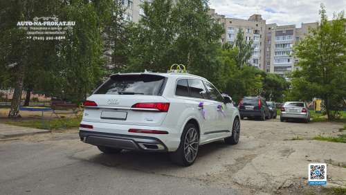Белая Audi Q7 и вариант украшений для свадебного авто 16