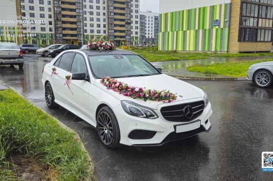 Аренда Mercedes E300 W212 AMG (Мерседес Е300 АМГ), белый на свадьбу, выписку из роддома, фотосессию