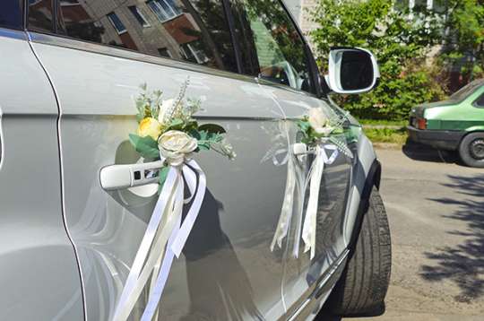Вариант украшений для свадебного авто №09