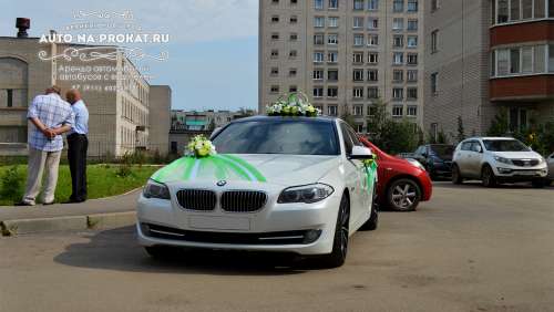 Белая БМВ 5 в свадебном украшении 27
