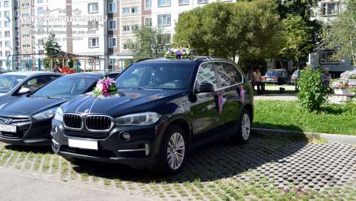 Черная BMW X5 в свадебном украшении 64