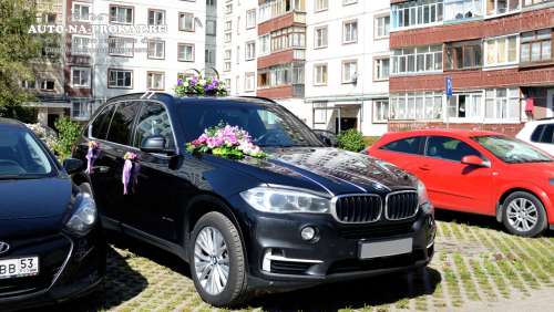 Черная BMW X5 в свадебном украшении 64