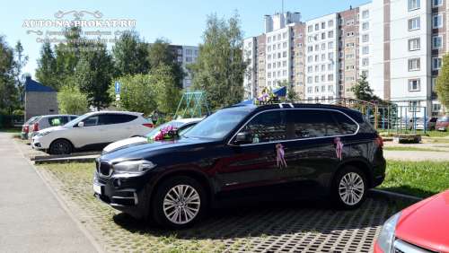 Черная BMW X5 в свадебном украшении 64