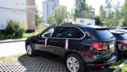 Черная BMW X5 в свадебном украшении 64