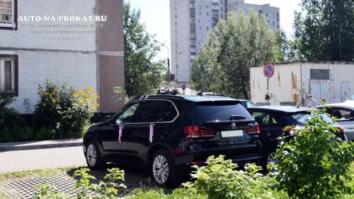 Черная BMW X5 в свадебном украшении 64