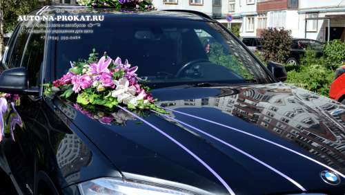 Черная BMW X5 в свадебном украшении 64