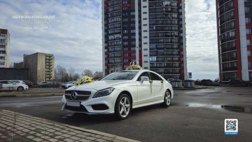 Белый Mercedes CLS в свадебном украшении 33