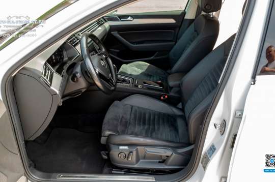 Салон белого Volkswagen Passat Салон белого Volkswagen Passat