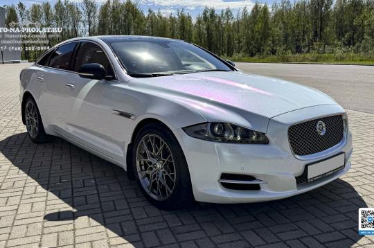 Аренда Jaguar XJ (Ягуар ИксДжей), белый на свадьбу, выписку из роддома, фотосессию