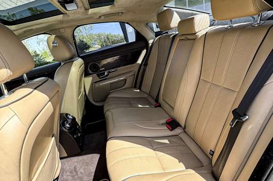 Белый Jaguar XJ на свадьбу в Великом Новгороде Белый Jaguar XJ на свадьбу в Великом Новгороде