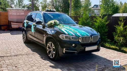 Черная BMW X5 и вариант украшений для свадебного авто 44
