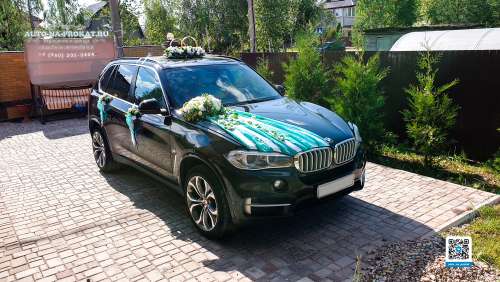 Черная BMW X5 и вариант украшений для свадебного авто 44