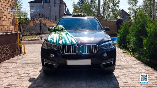 Черная BMW X5 и вариант украшений для свадебного авто 44