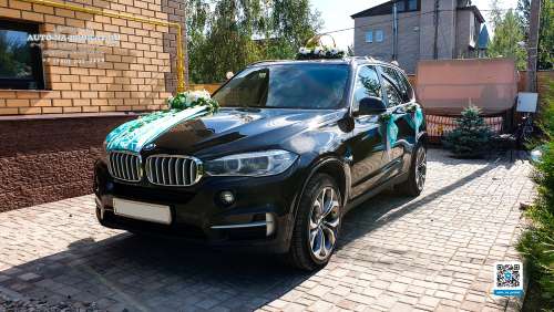 Черная BMW X5 и вариант украшений для свадебного авто 44