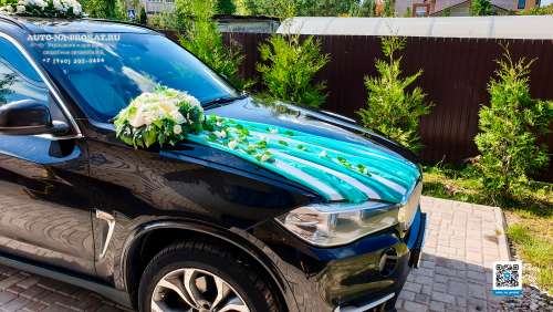 Черная BMW X5 и вариант украшений для свадебного авто 44