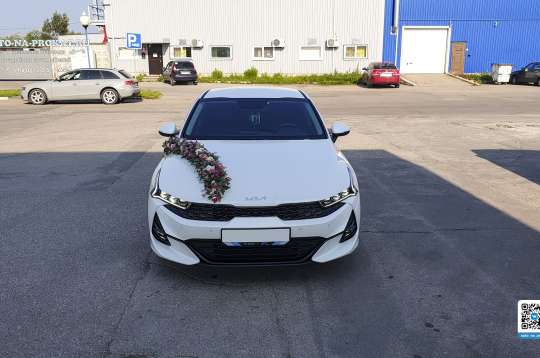 Аренда белой Kia K5 на свадьбу