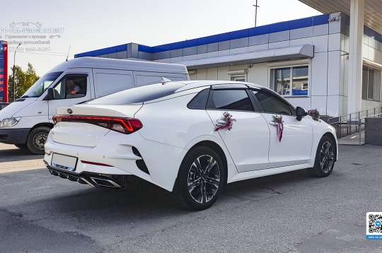 Забронировать белую Kia K5 на свадьбу