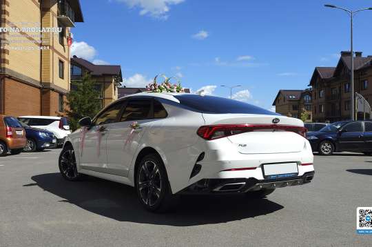 Бронирование белой Kia K5 на свадьбу