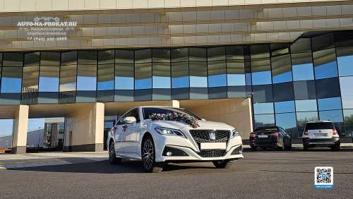 Toyota Crown (Тойота Краун) белая