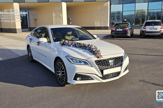 Аренда Toyota Crown (Тойота Краун) белая на свадьбу, выписку из роддома, фотосессию